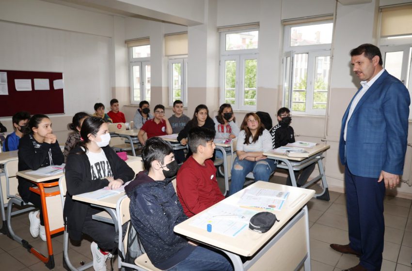  Vali Salih Ayhan, Şehit Adnan Saka Ortaokulunu ziyaret etti