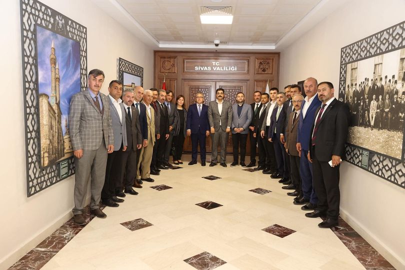  AK parti Divriği ilçe başkanı haluk Gazioğlu Sivas Ak parti yönetimi ile Vali Yılmaz Şimşek’i ziyaret etti