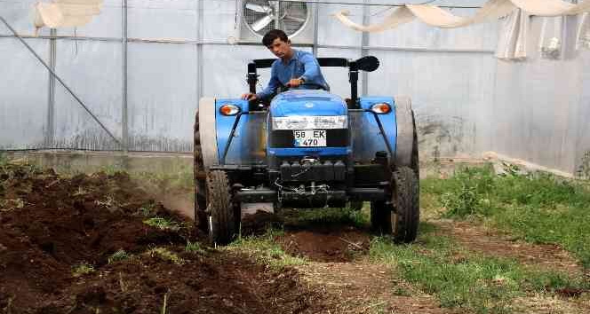  Bu lisede öğrenciler traktör sürüp tarım yapıyor