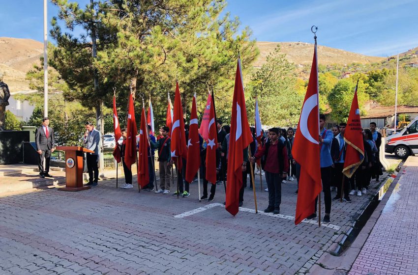  Atatürk Anıtına çelenk sunma töreni yapıldı