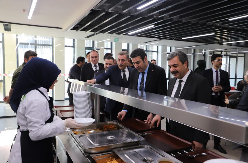  SESOB başkanı hakan Demirgil ve oda başkanları Sivas bilim ve teknoloji üniversitesini ziyaret etti
