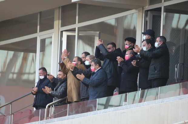  Sivasspor’u yönetim ayakta alkışladı