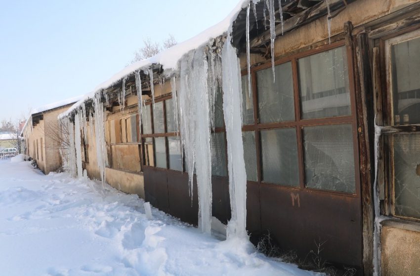  Sivas’ta 6 metre uzunluğunda buz sarkıtları oluştu