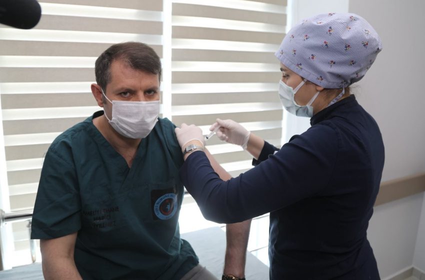  Vali Salih Ayhan, Covid-19 aşısı oldu