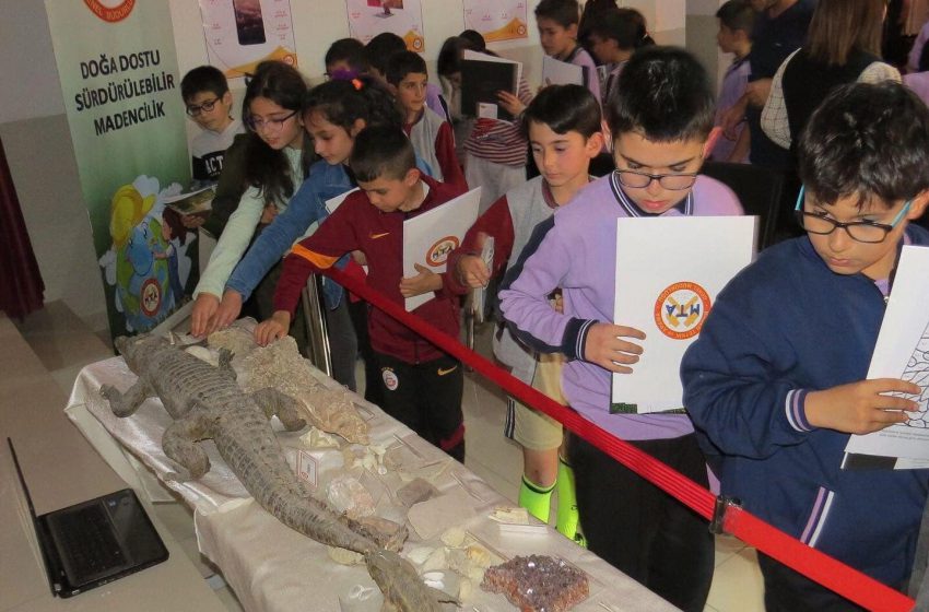  MTA Genel Müdürlüğü tarafından uygulanan “Sürdürülebilir Tabiat Dostu Madencilik ve Gezici Müze Eğitimleri” projesi ile öğrencilere madencilik eğitimi verildi