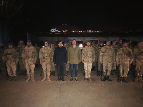  Divriği Jandarma Asayiş Komando Bölük Komutanlığı’nda görevli 54 personel, çalışmalara destek olmak için deprem bölgesine sevk edildi