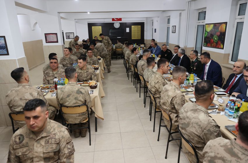  Vali Yılmaz Şimşek, Jandarma personeli ile iftar yaptı