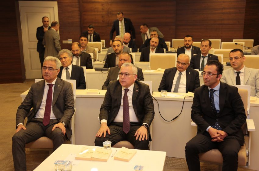  Yeni meclisin ilk konuğu Sivas valisi