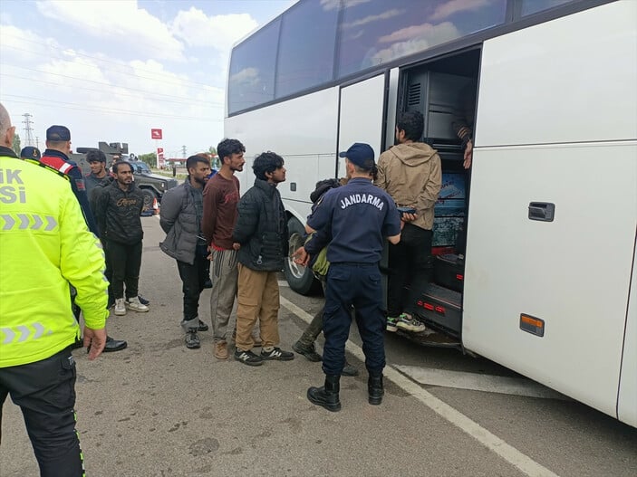  Tır dorsesinden 134 göçmen çıktı