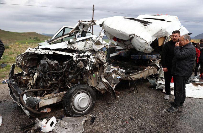  Sivas-Kangal karayolu yağdonduran mevkiinde feci kaza 5 ölü 3 yaralı