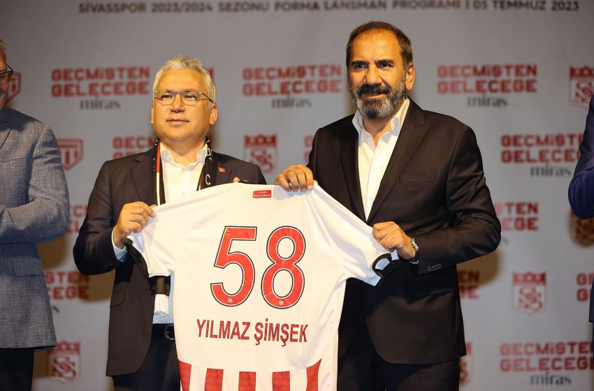  Demir Grup Sivasspor’un 2023-2024 sezonunda giyeceği formalar taraftarın beğenisine sunuldu