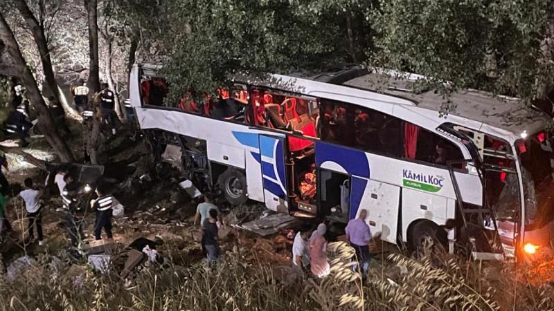  Yolcu otobüsü şarampole uçtu 12 ölü 19 yaralı