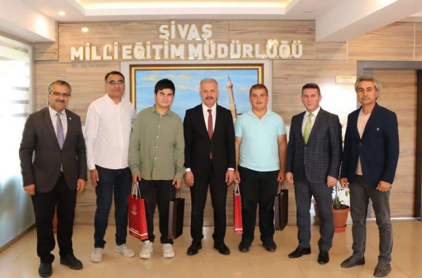  15.Uluslararası MEB Robot Yarışmasında derece alan Sivas Ahmet Kutsi Tecer Özel Eğitim Meslek Okulu öğrencileri, Millî Eğitim Müdürü Necati Yener’i ziyaret etti