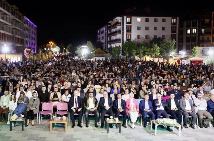  Vali Şimşek Zara Bal ve Kültür Festivali’ne katıldı