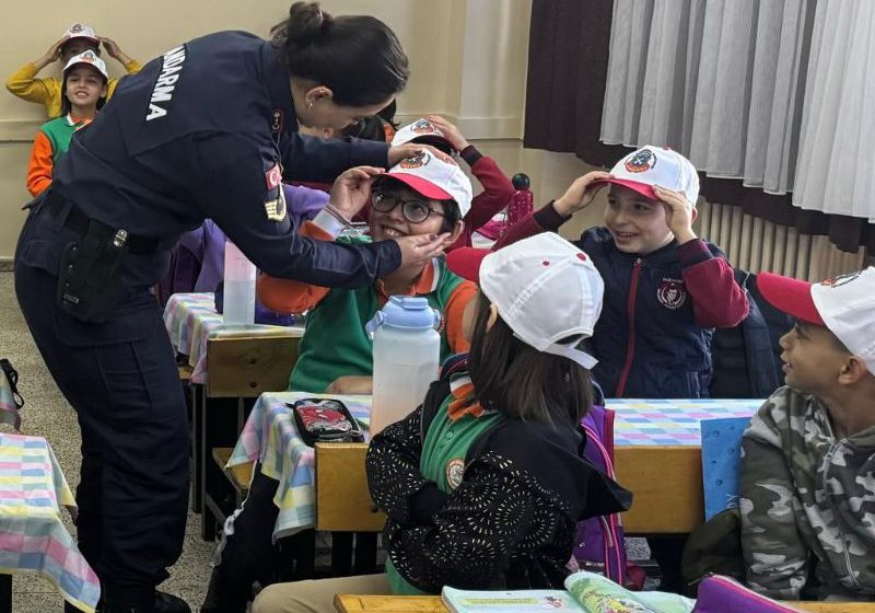  Jandarma Çocuk Hakları Gününde Çocukları Yalnız Bırakmadı