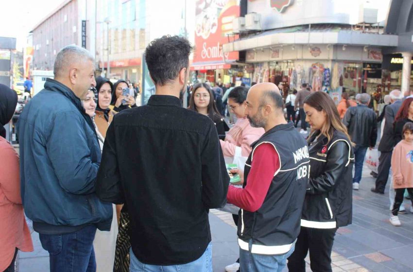  Polis Ekiplerinden Vatandaşlarımıza Uyuşturucu Bilgilendirmesi