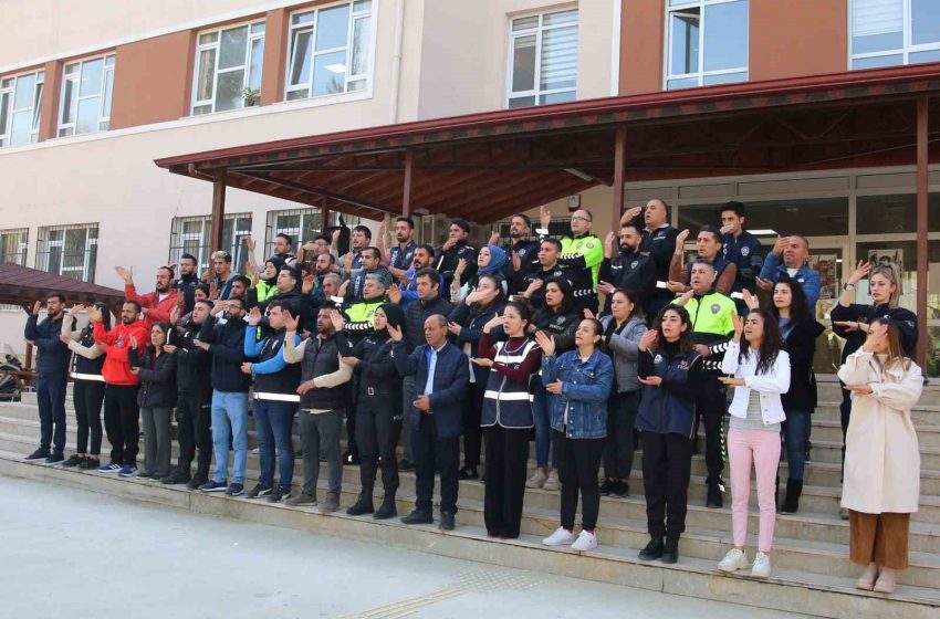  Türk Polisinden İşaret Diliyle İstiklal Marşı