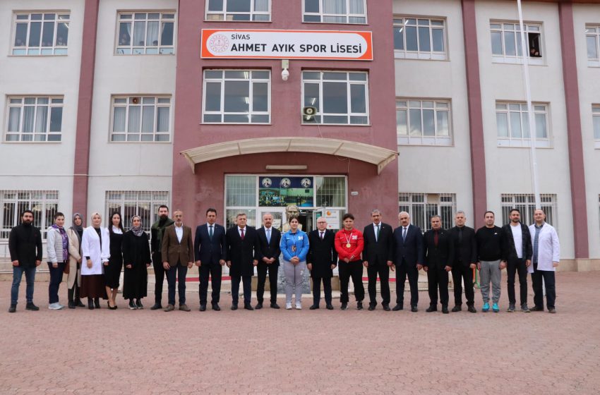  Vali Şimşek, Millî Eğitim Müdürü Necati Yener ile birlikte Ahmet Ayık Spor Lisesini ziyaret etti