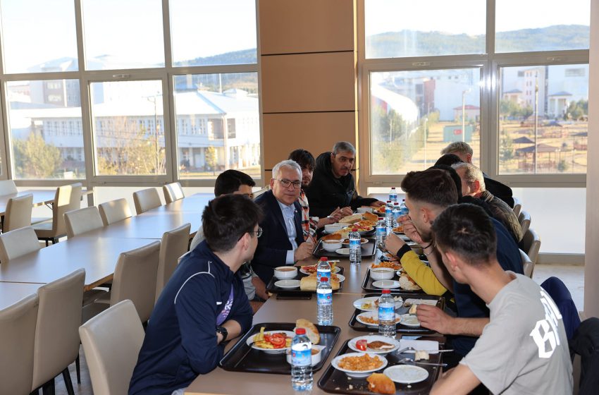  Vali Yılmaz Şimşek, Cumhuriyet Üniversitesi kampüsü alanında gerçekleştirdiği programlarını KYK Yurtları ile tamamladı