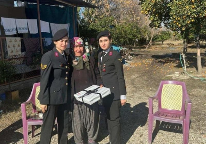  Kahramanmaraş’ta Jandarmadan Depremde Hayatını Kaybeden Askerlerin Ailelerine Ziyaret