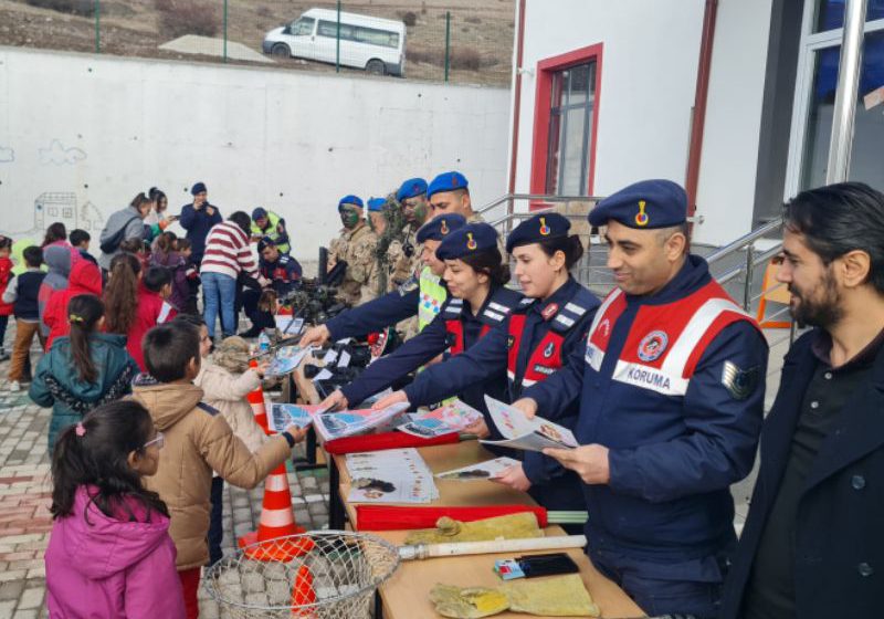  Sivas’ta Jandarma Ekipleri Köy Okullarını Ziyaret Etti
