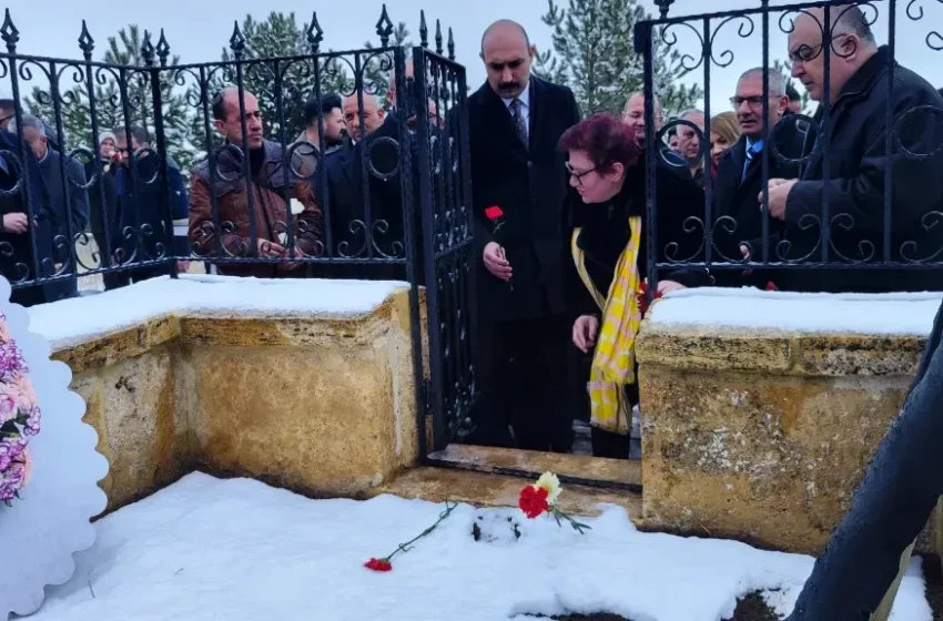  Aşık Veysel vefatının 51’inci yıl dönümünde mezarı başında anıldı