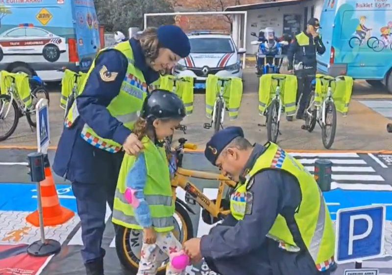  Jandarma, “Güvenli Bisiklet” Projesiyle Öğrencilere Bisiklet Eğitimi Veriyor