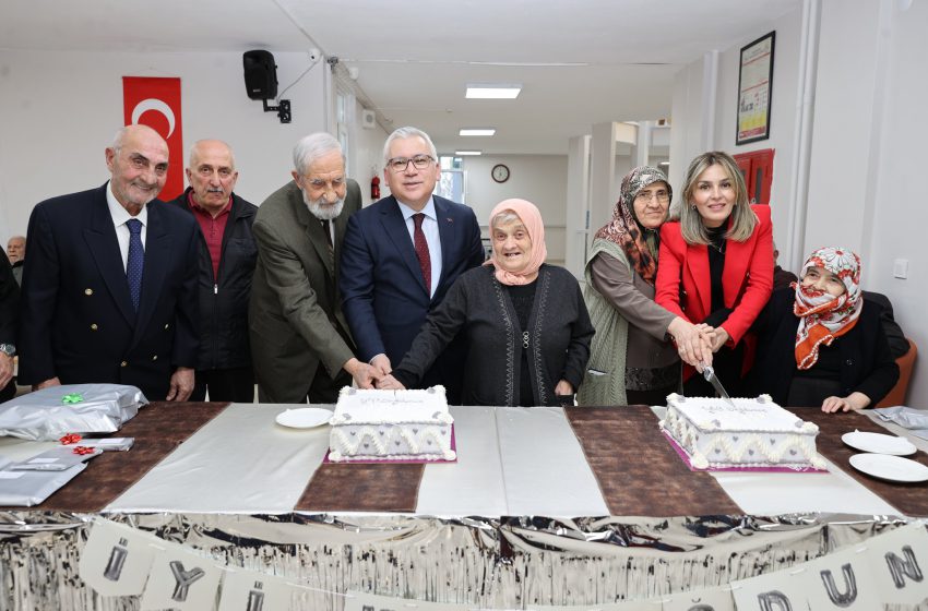  Vali Yılmaz Şimşek İhramcızade İsmail Hakkı Toprak Huzurevinde düzenlenen doğum günü kutlamasına katıldı