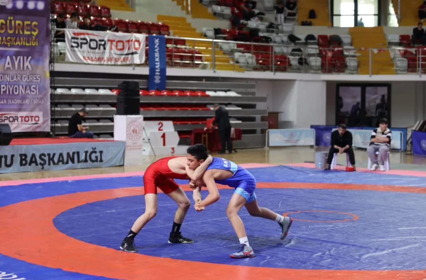  Cenk İldem U-15 Grekoromen Türkiye Şampiyonası ve Ahmet Ayık U-15 Serbest Kadınlar Güreş Şampiyonası Sivas’ta başladı