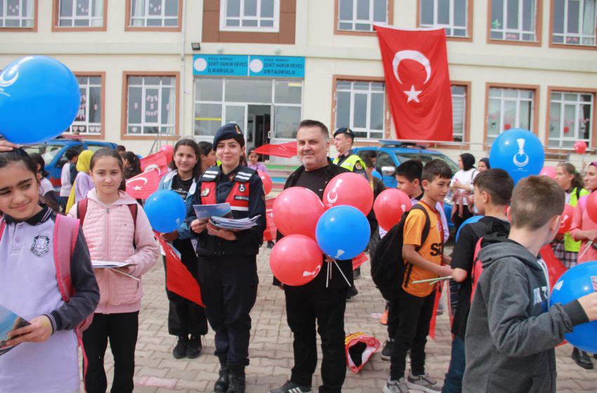  Jandarma’dan köy okulu öğrencilerine 23 Nisan sürprizi
