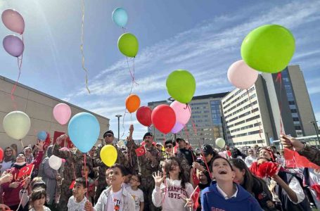Polisler, Tedavi Gören Çocukların Bayramını Kutladı