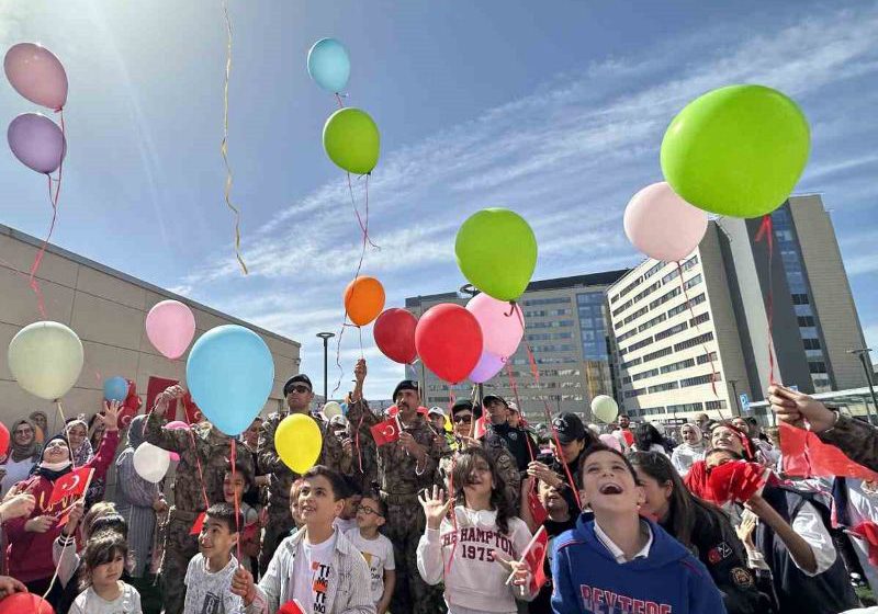  Polisler, Tedavi Gören Çocukların Bayramını Kutladı