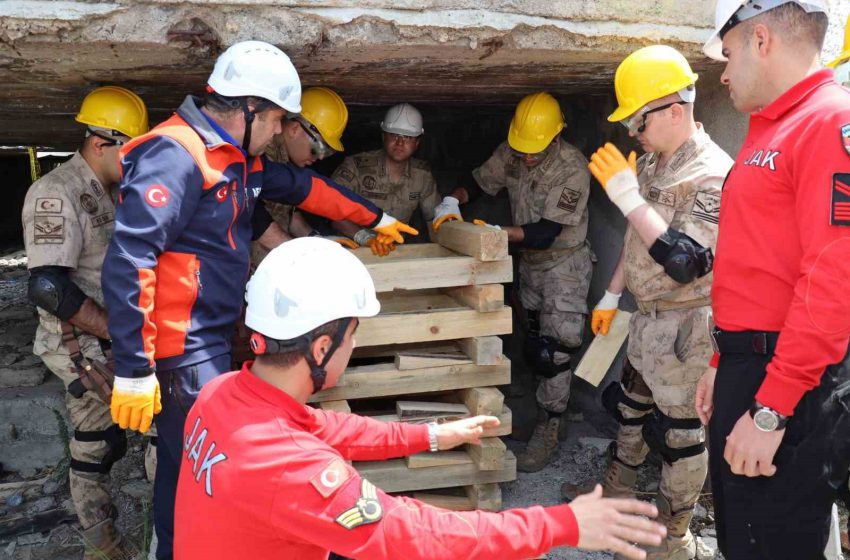  Komandolara Arama-Kurtarma Eğitimi