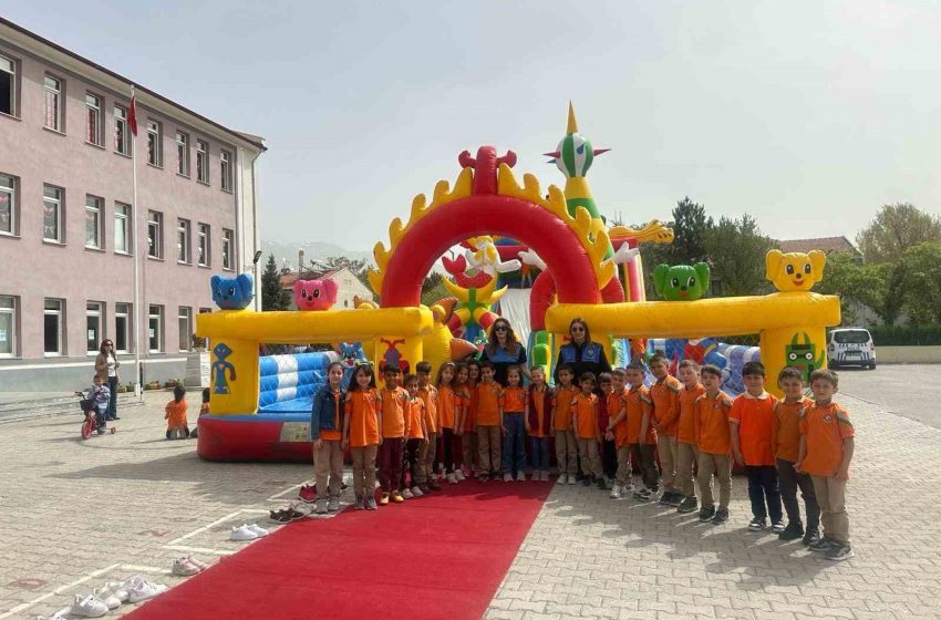  Okul Bahçelerine Kurulan Balon Park ile Öğrenciler Neşeleniyor