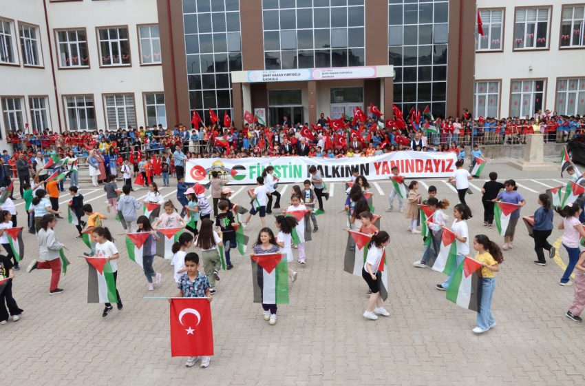  Necati Yener “Filistin Halkının Yanındayız” mesajını veren öğrencileri tebrik etti