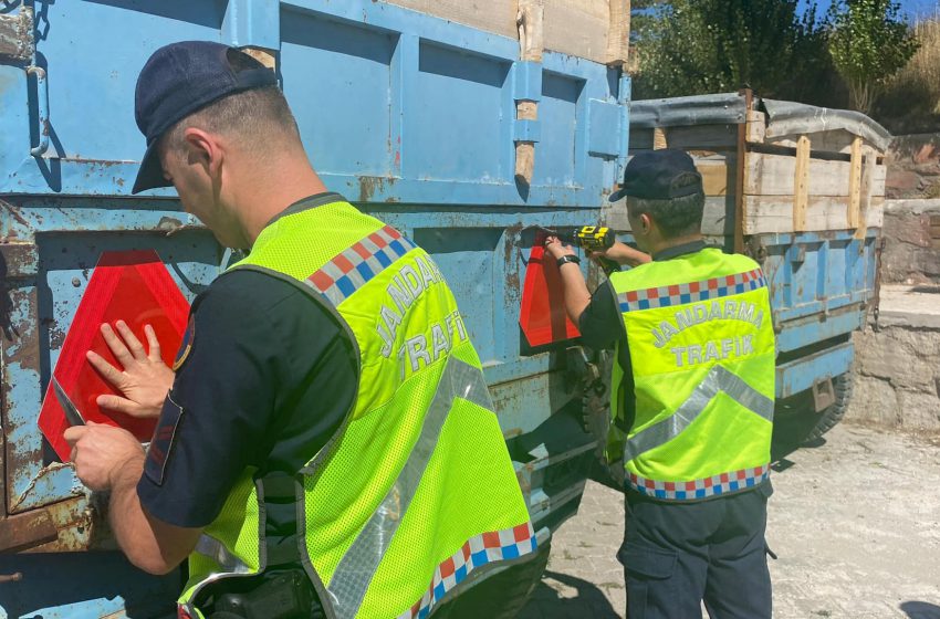  Divriği’de jandarma tarafından Traktör sürücülerine eğitim verildi