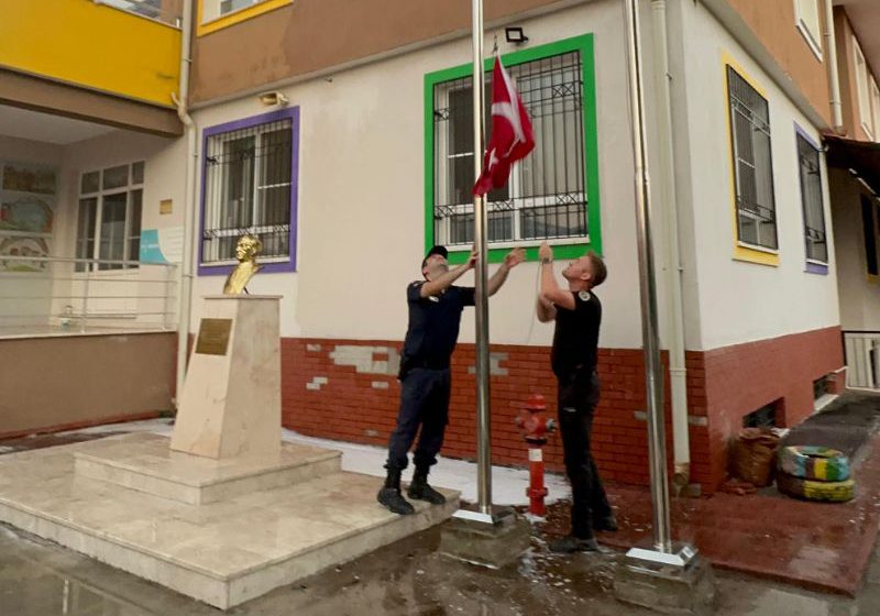  Jandarma Türk Bayrağı’nı Yanmaktan Kurtardı