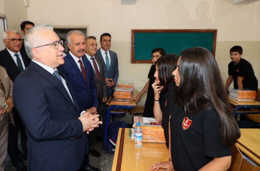  Vali Yılmaz Şimşek, Okulun İlk Gününde Öğrencilerle Bir Araya Geldi