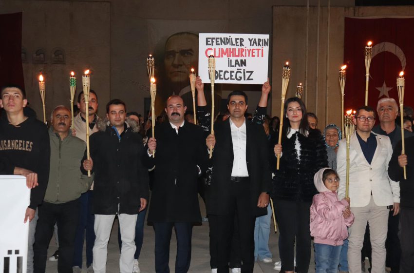  Cumhuriyet Bayramı Coşkusu Fener Alayı Yürüyüşü ile Yaşandı