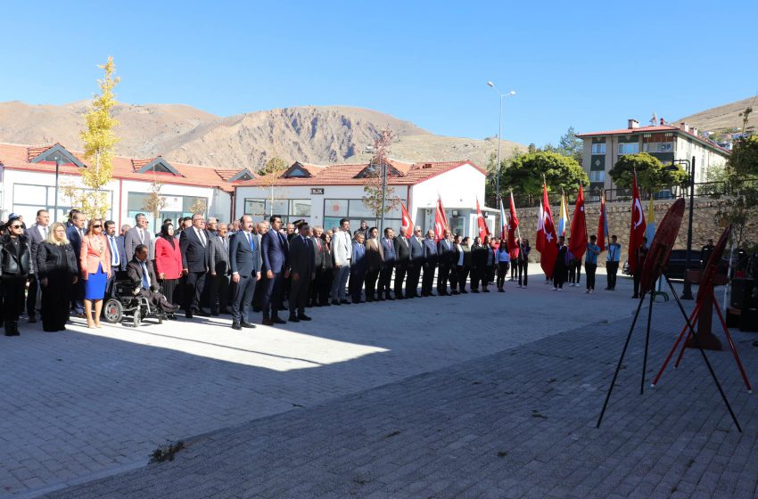  Cumhuriyetimizin kuruluşunun 101. Yıl Dönümü kutlama programı kapsamında çelenk sunma töreni düzenlendi