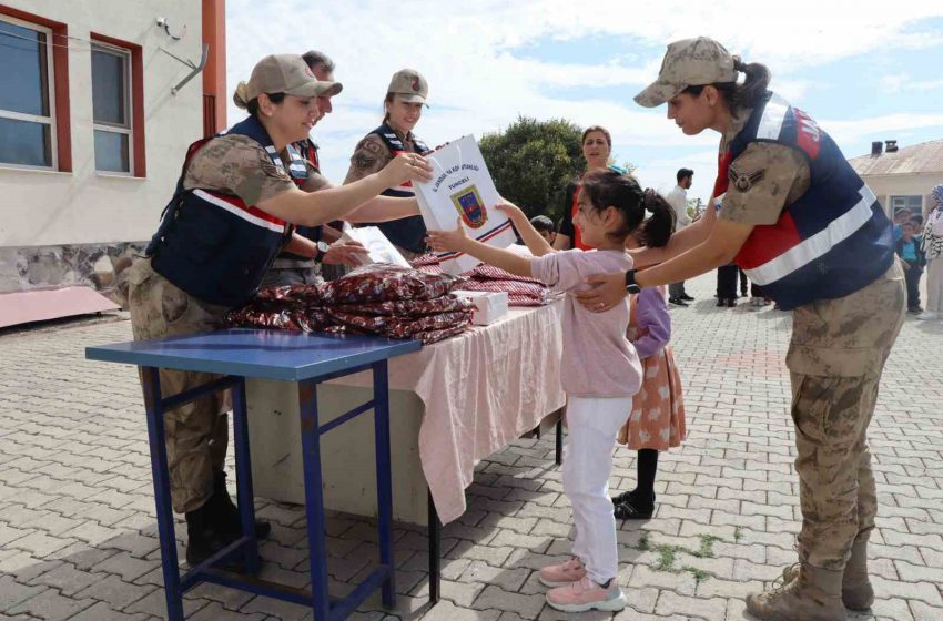  Jandarma Ekipleri Kız Çocukları İle Bir Araya Geldi