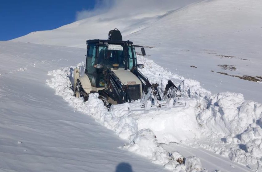  Kar yağınca yaylada mahsur kalan vatandaşlar kurtarıldı