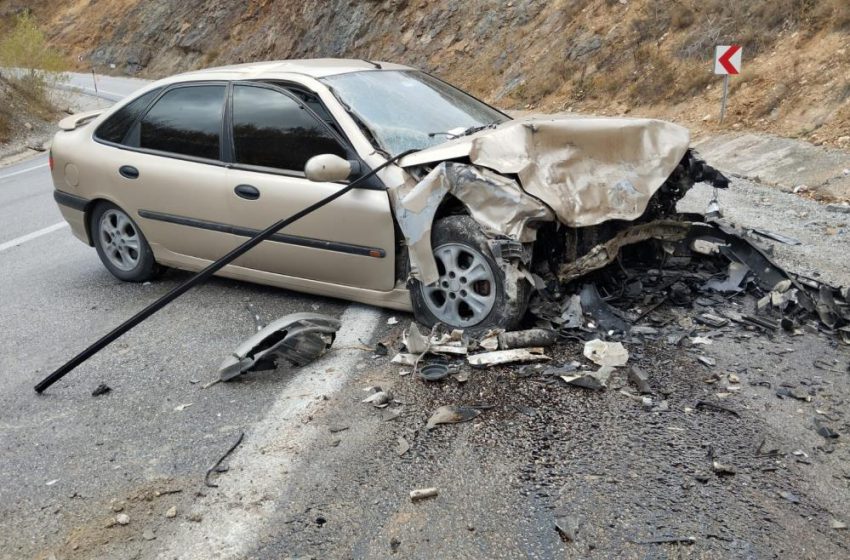  Otomobil ile minibüs kafa kafaya çarpıştı, 1’i ağır 10 kişi yaralandı