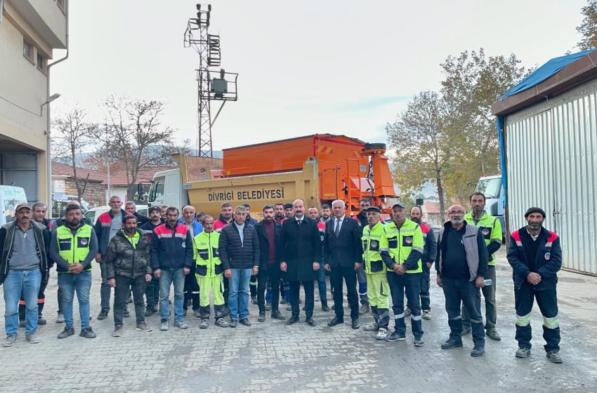  Başkan Akbaş; Otomatik tuzlama ve kar küreme makinesi ile kışa hazırız Önceliğimiz işçi güvenliği