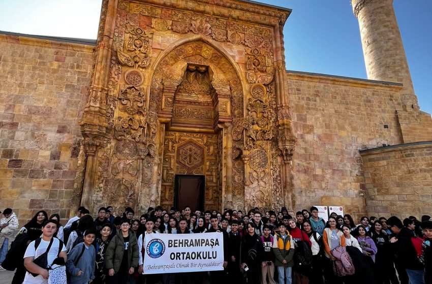  Öğrenciler Divriği’ye hayran kaldılar