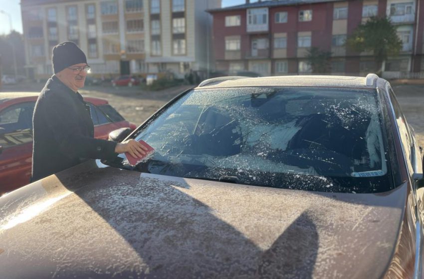  Sivas’ta hava sıcaklığı eksi 10 dereceye düştü, araç camları buz tuttu