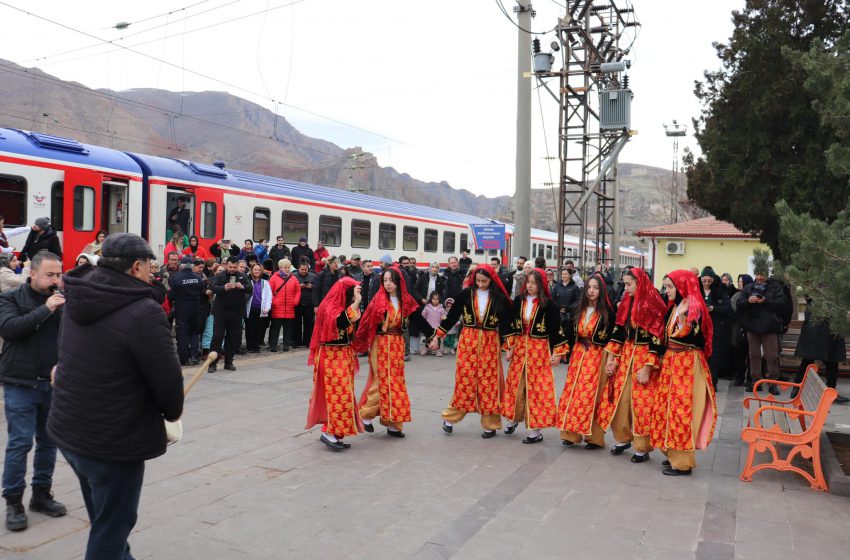  Turistik Doğu Ekspresi treni yolcularına ilçemizde karşılama yapıldı