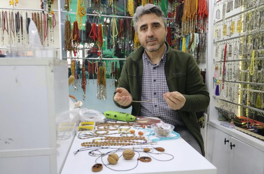 Çöpe atmak yerine sanata dönüştürüyor