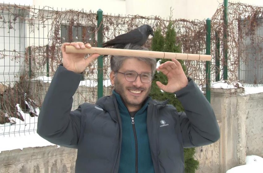 Doktorun karga ile olan dostluğu gülümsetiyor