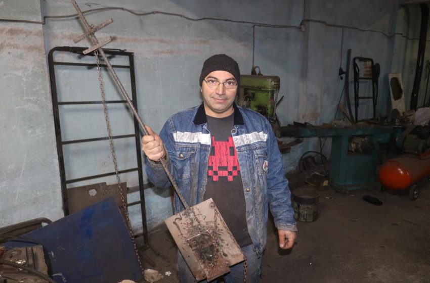  Müzisyen olmak istiyordu kaynakçı oldu, geliştirdiği ilginç gitarla yaptığı ışık gösterisiyle dikkat çekiyor